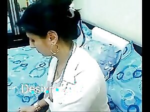 Desi bhabhi, alone at home, indulges in steamy webcam chats, showcasing her sensual skills and leaving viewers craving more.